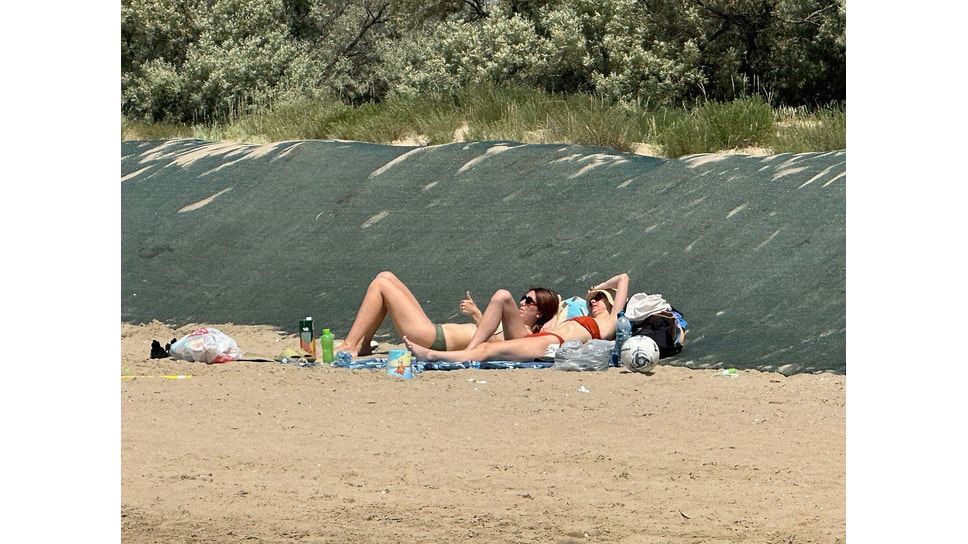 На отдельных участках пляжей Анапы установили дополнительный слой защитных полипропиленовых сетей от выброса нефтепродуктов. На них удобно расположились отдыхающие.📷Фото: Саркис Айвазян