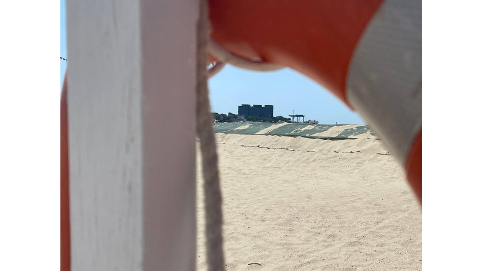 В Анапе перекрыли выезды на пляжную полосу на территории от центрального городского пляжа до села Витязево. Специалисты с помощью спецтехники выкопали рвы и установили бетонные блоки.📷Фото: Саркис Айвазян