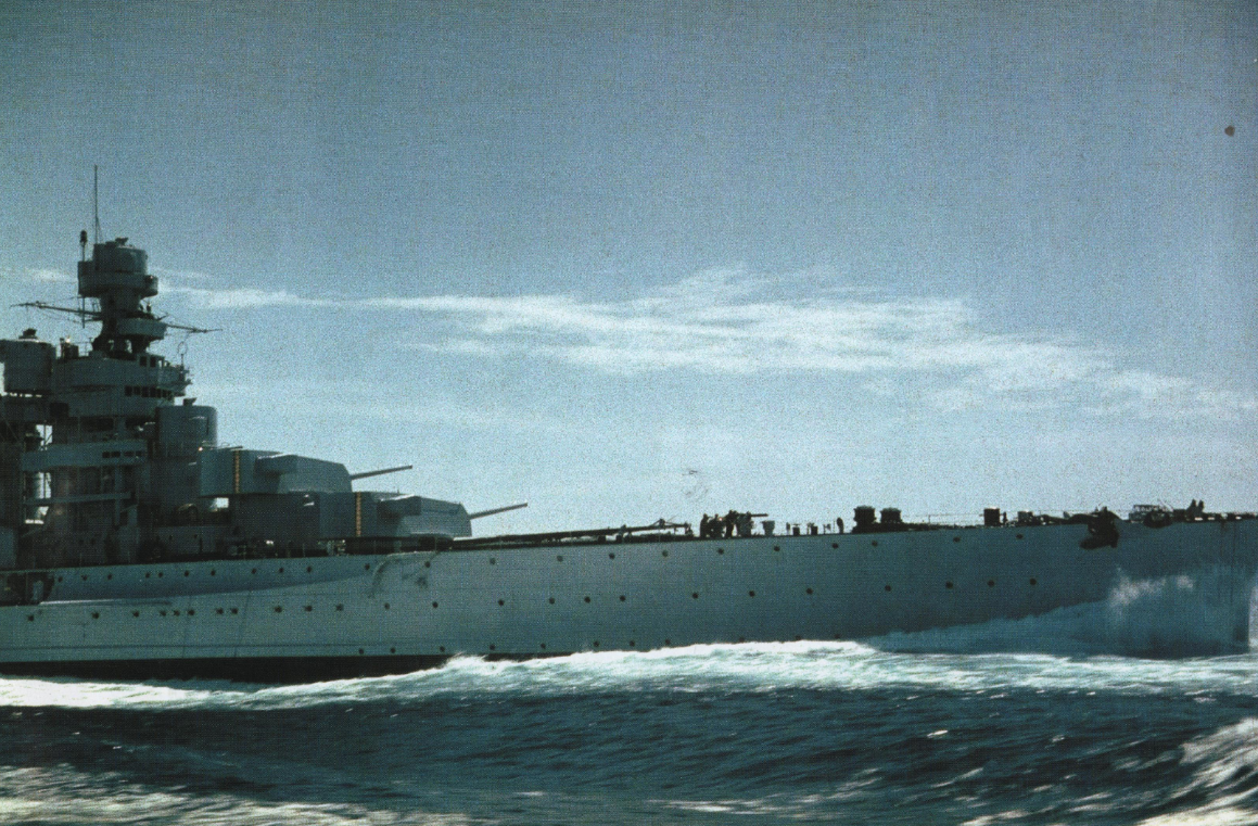 Фото крейсера «Зара» с борта крейсера «Фиуме» во время учений итальянского флота в Неаполитанском заливе, 1938 год