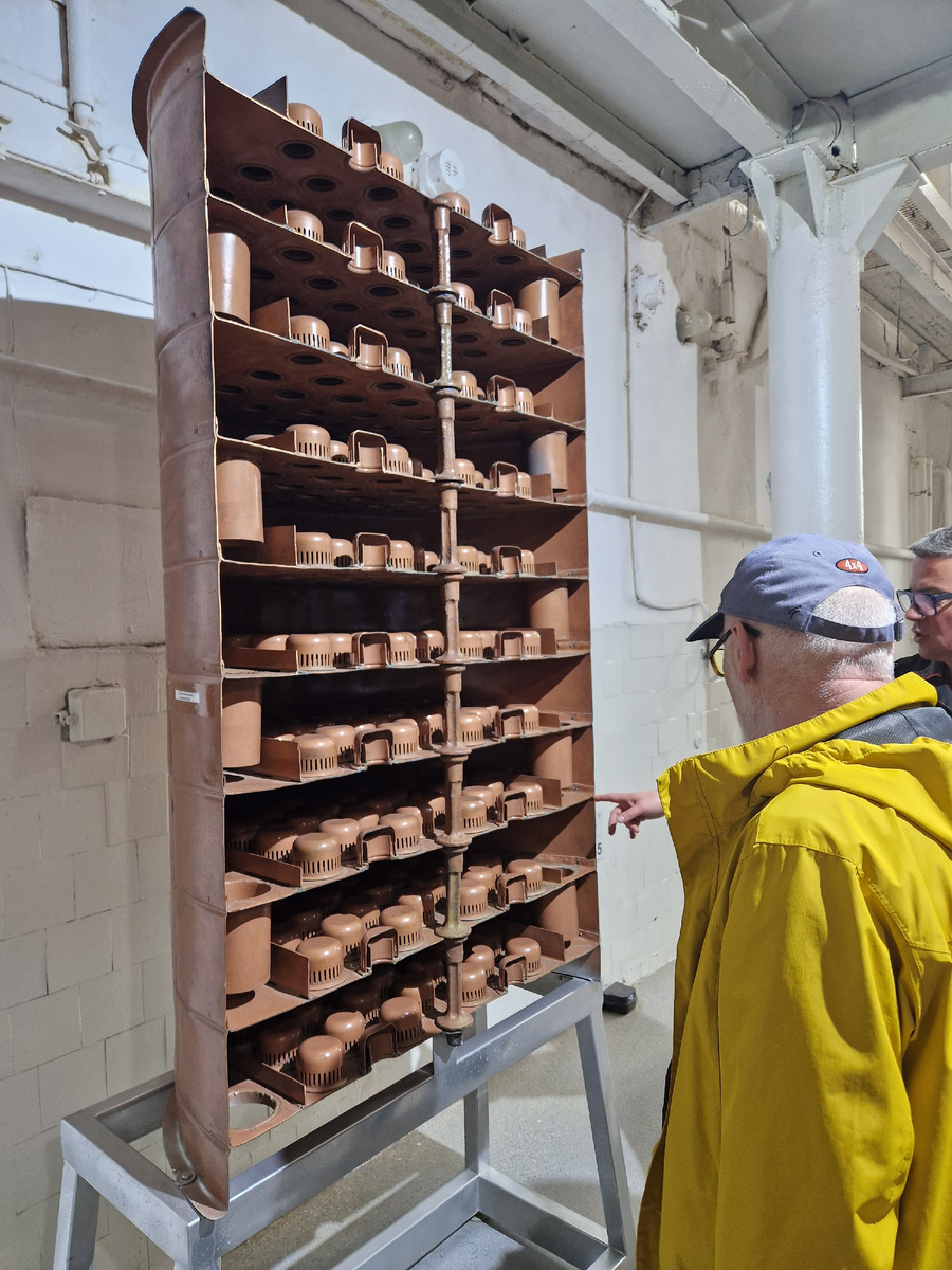 Колонна ректификации в разрезе