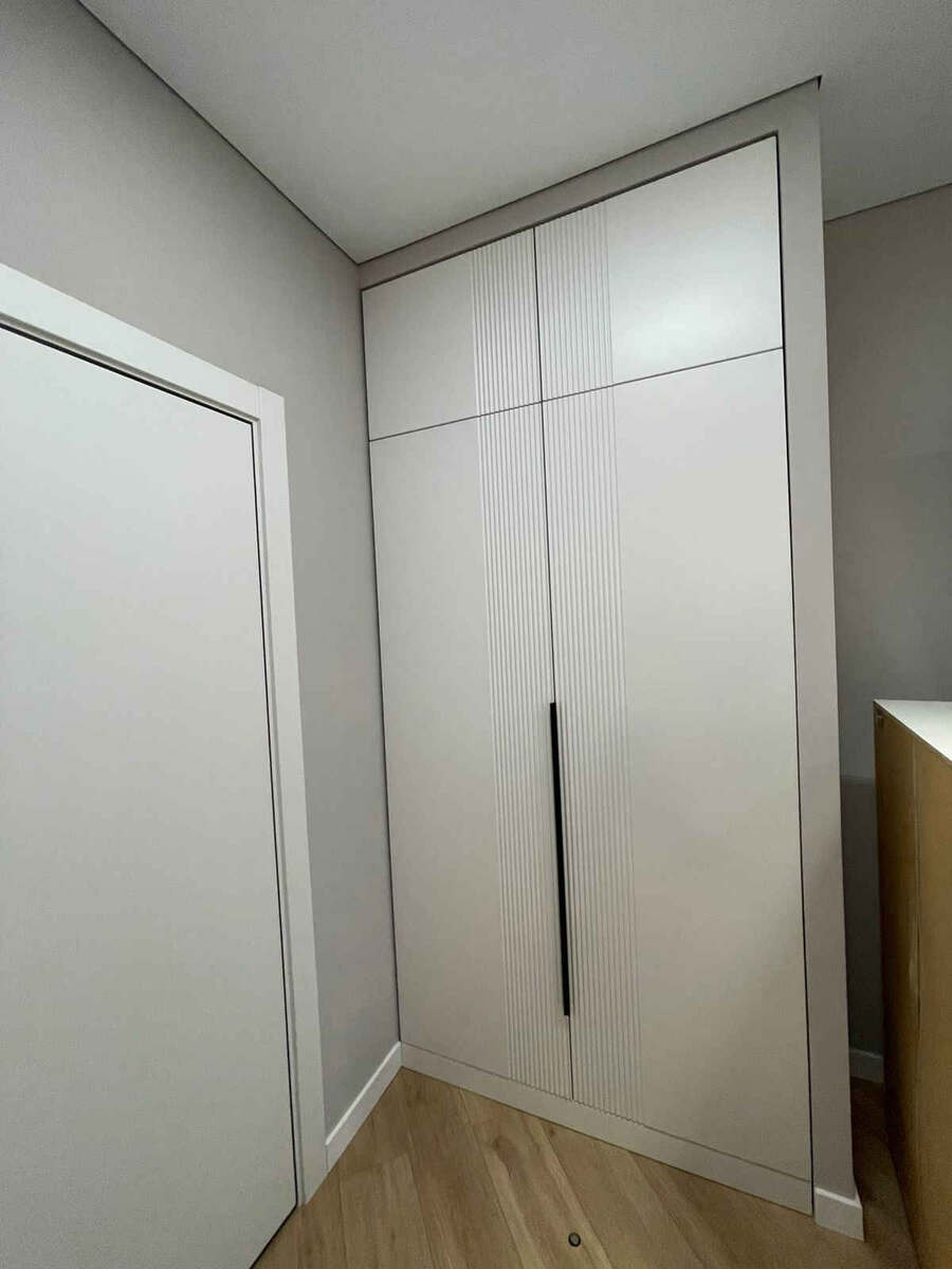 Встроенный распашной шкаф в нишу