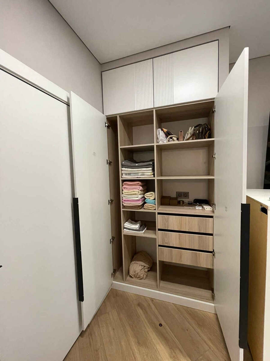 Встраиваемый шкаф с распашными дверями в нишу