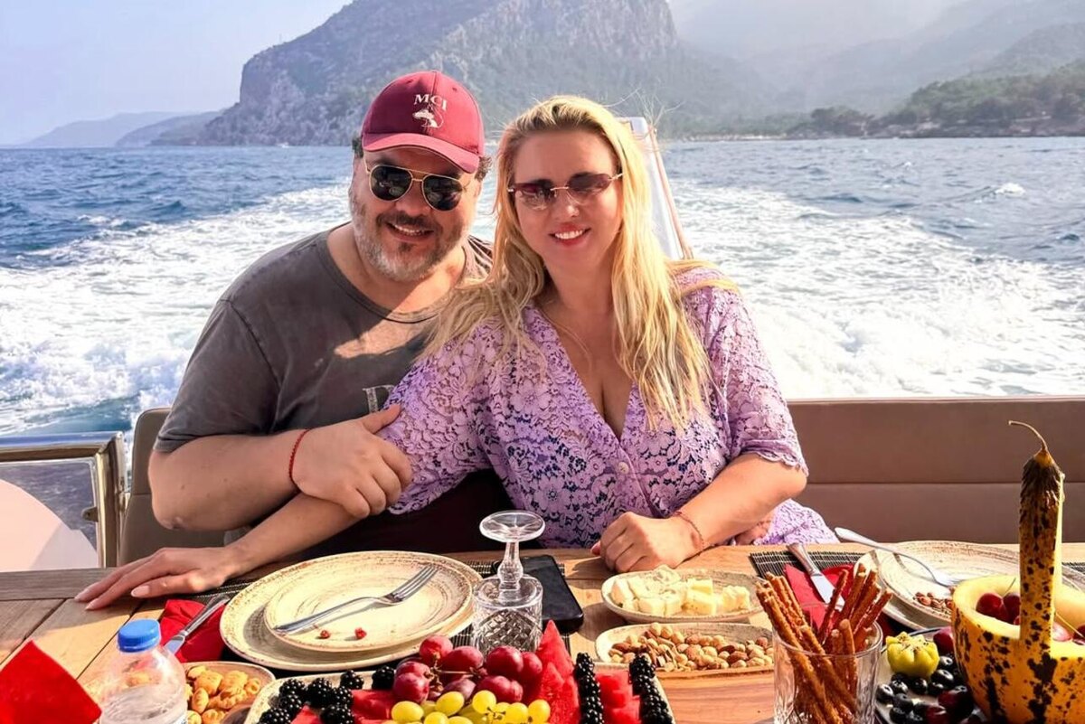    Анна Семенович с возлюбленным Денисом Социальные сети