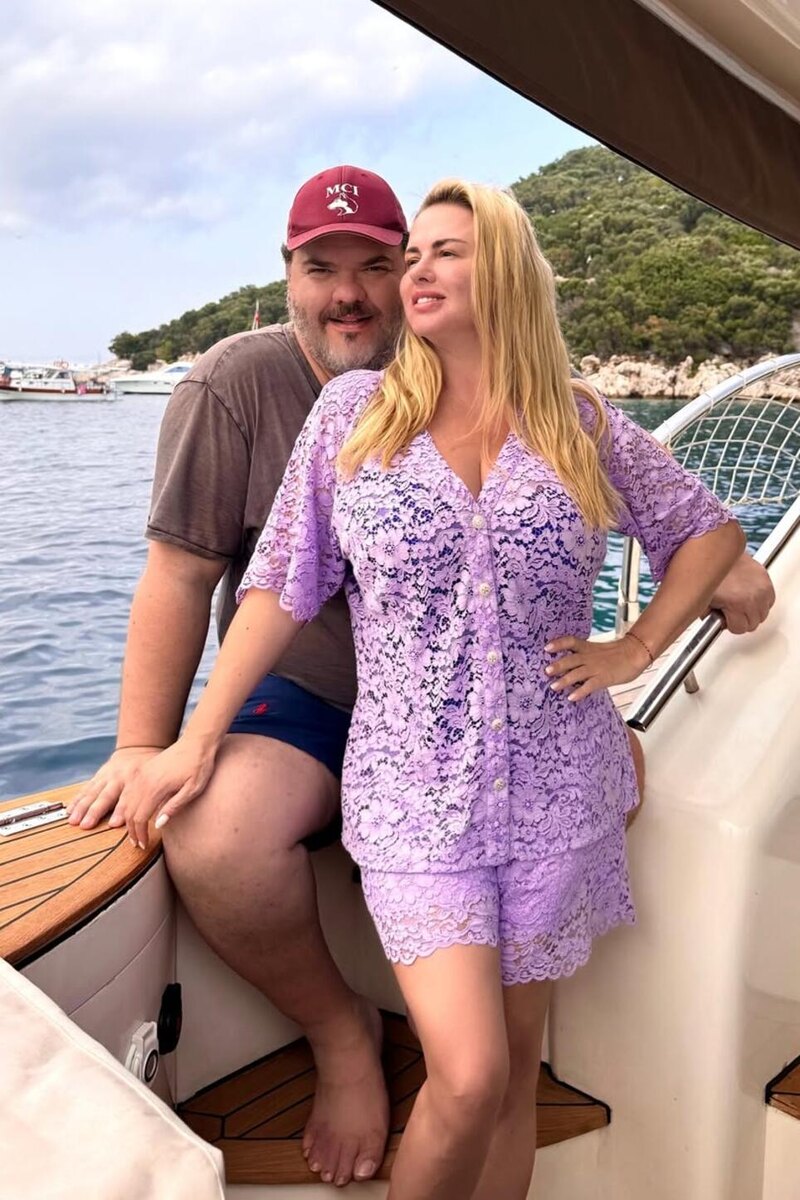    Анна Семенович с возлюбленным Денисом Социальные сети