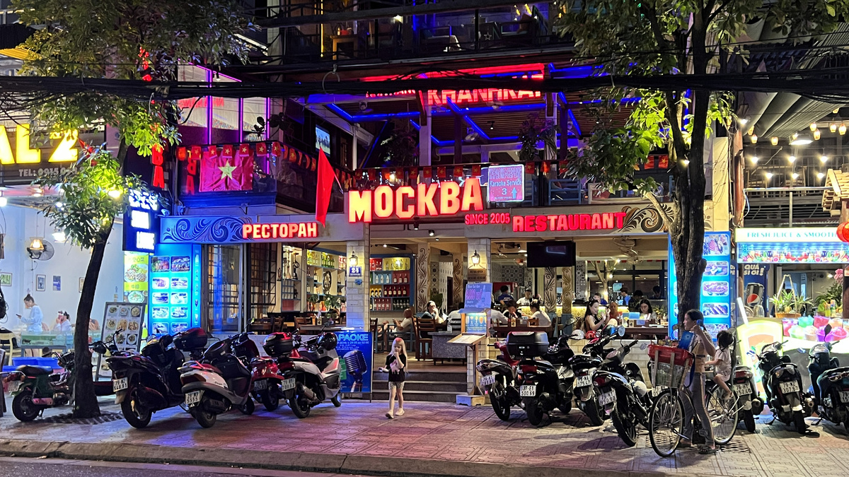 Кафе-бар, караоке на втором этаже, мы жили недалеко и каждый вечер слушали русские песни. 