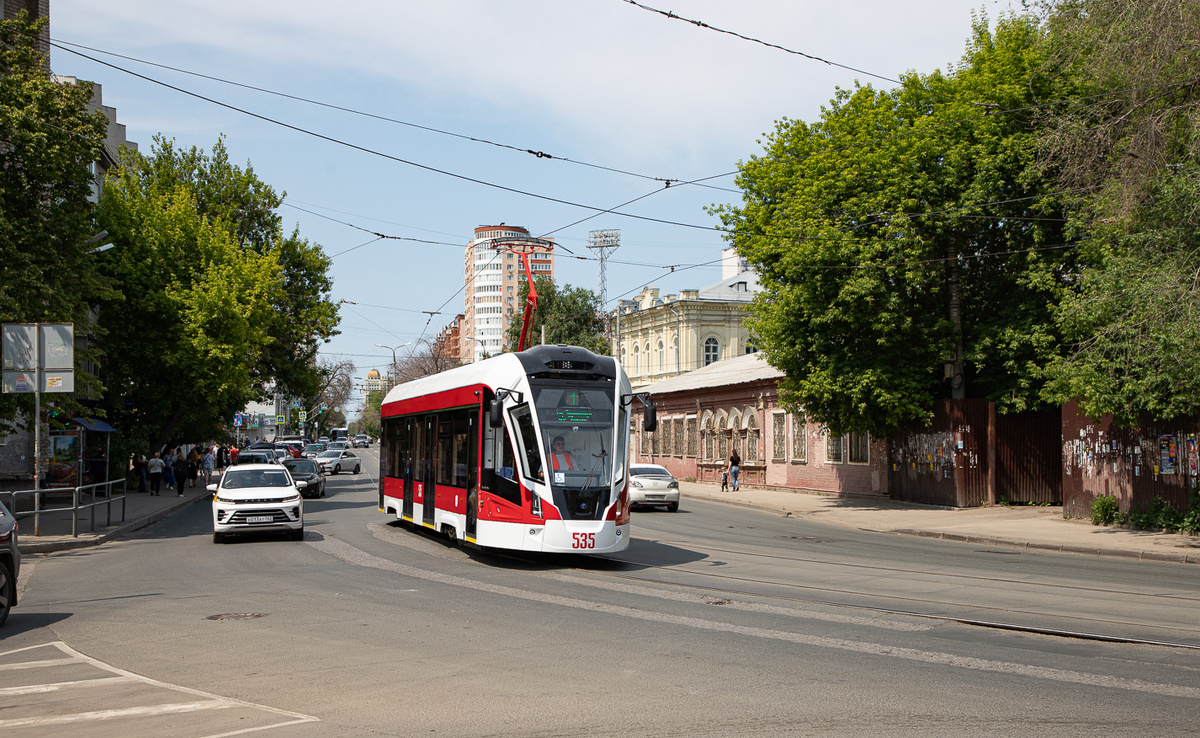 Их уже реально много. Например, маршрут № 1 почти всегда обслуживался исключительно старыми "Татрами". И вот. В общем, в джинсы облачились уже самые отсталые слои населения))). Улица Красноармейская. Источник: https://transphoto.org/photo/21/28/48/2128485.jpg