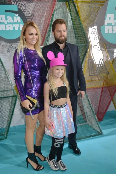 У актера растет дочь Милана. На фото со второй супругой Ириной