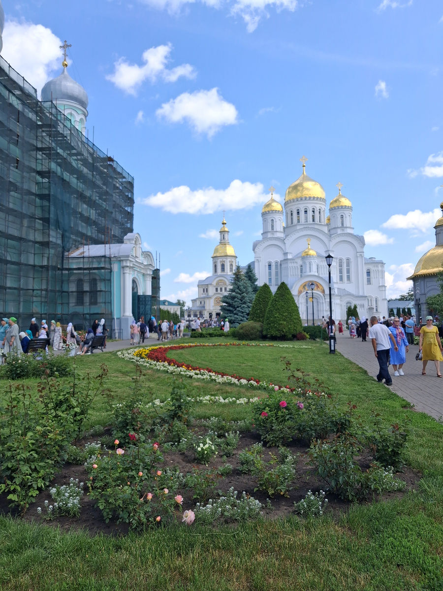 Храмы Свято-Троицкого Серафимо-Дивеевского монастыря пожарают своим великолепием. Фото автора.