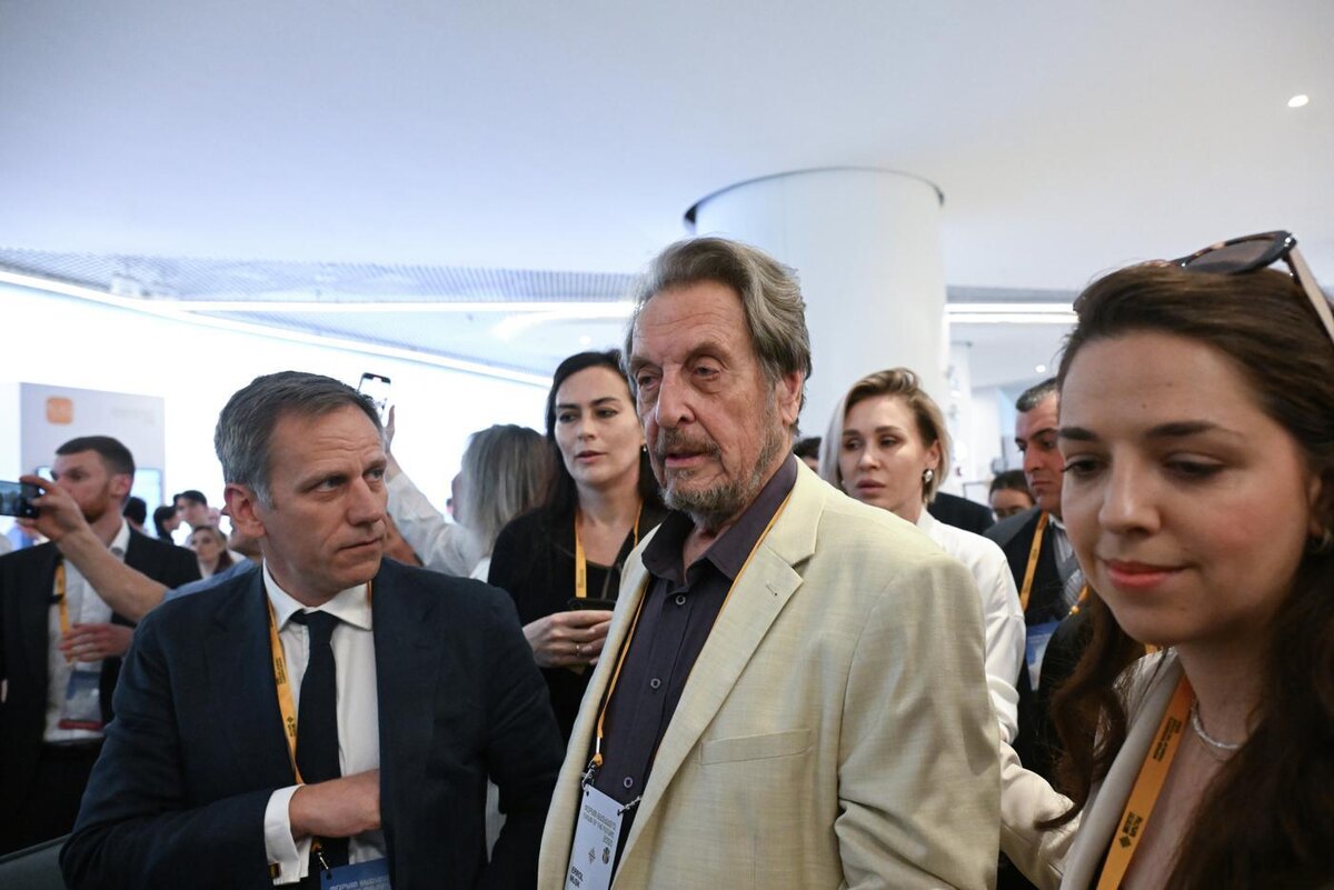 Отец Илона Маска американский инженер и предприниматель Эррол Маск на "Форуме будущего 2050" в Москве (в светлом пиджаке в центре)  Кирилл Каллиников / @РИА "Новости" 