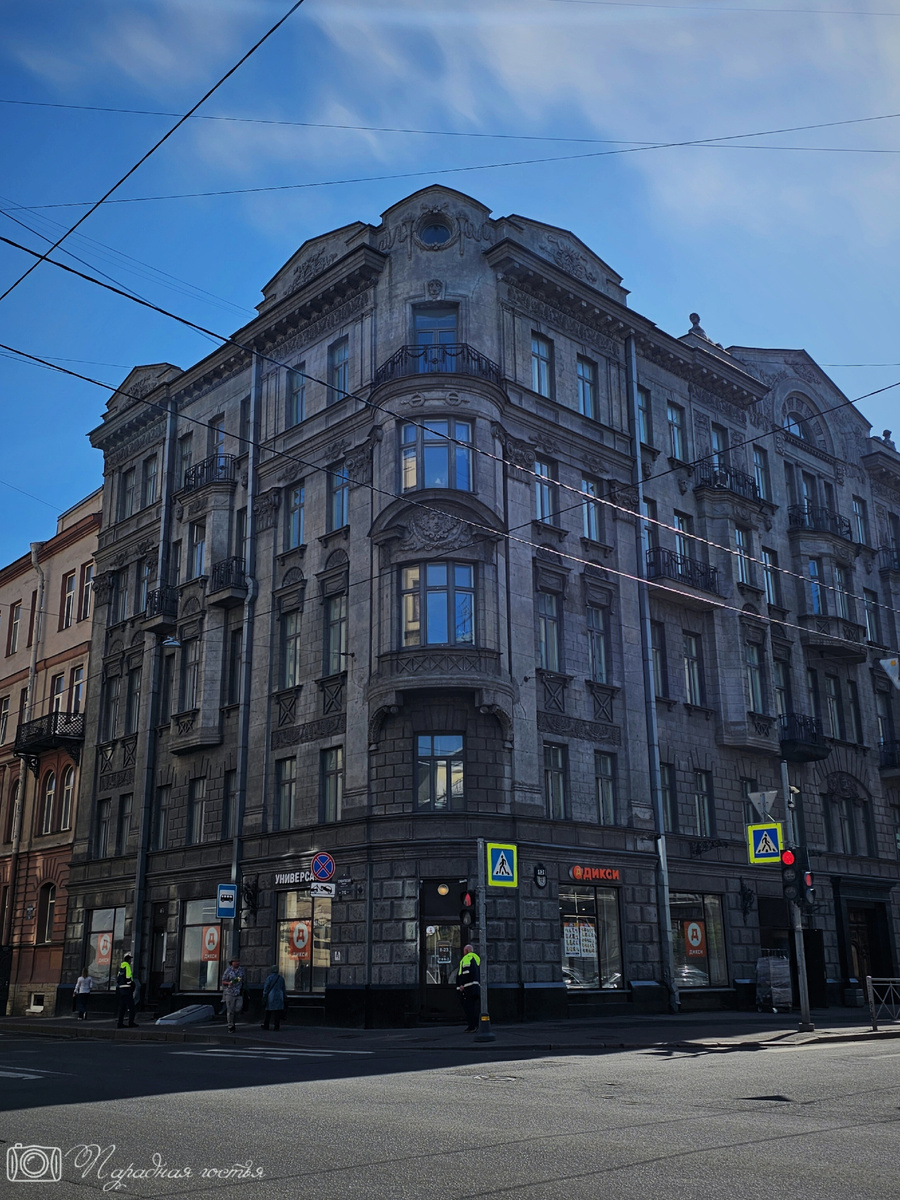 Дом находится в целом районе Печаткиных. Фото: Парадная гостья