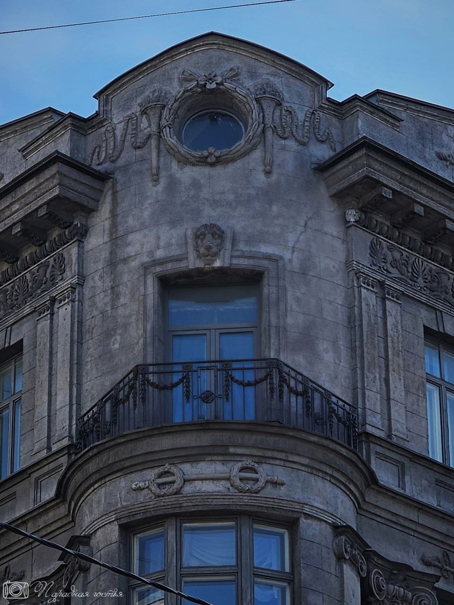 Заманчивое окошко последнего этажа. Фото: Парадная гостья