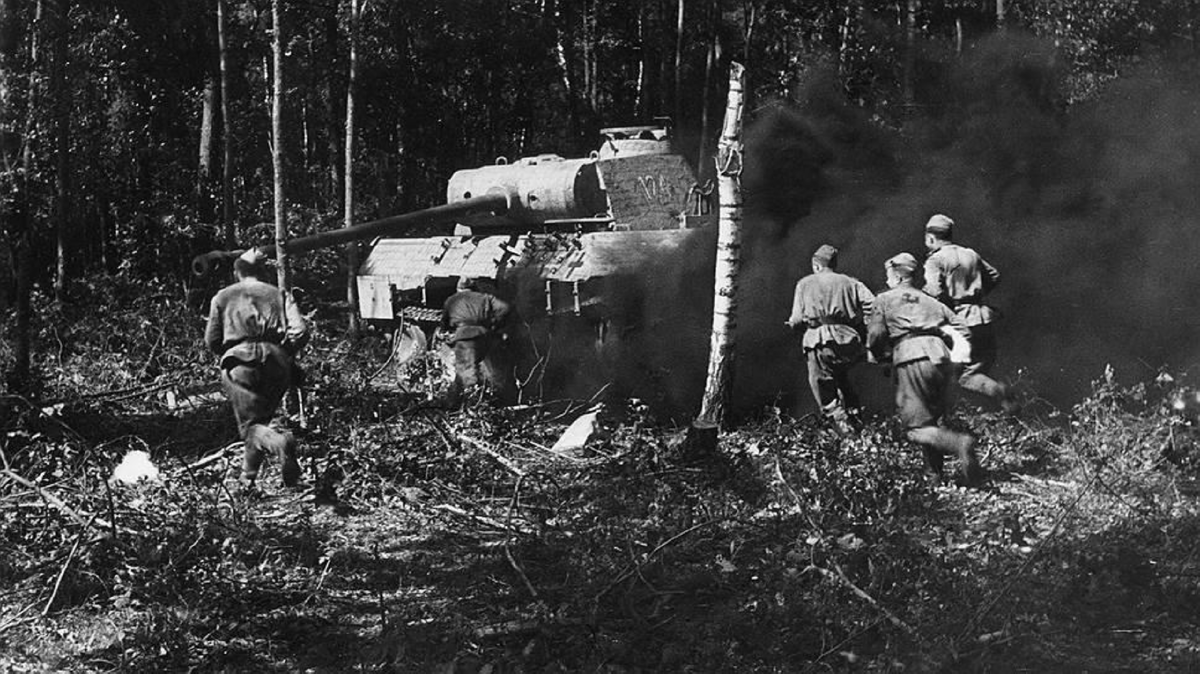 Баграмян, вместе с Василевским и Черняховским, руководил Белорусской наступательной операцией «Багратион» 