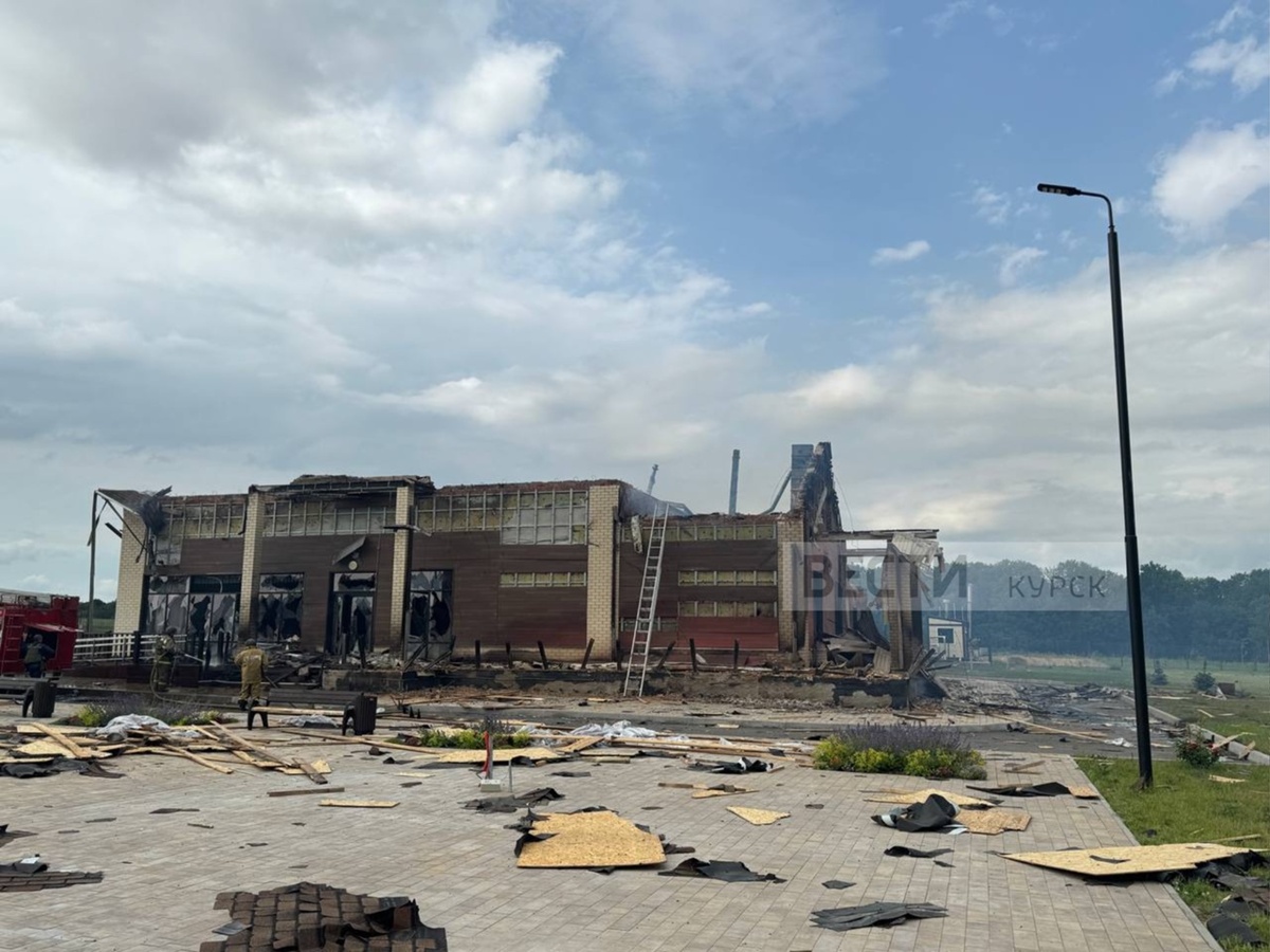    Съёмочная группа "Вестей-Курск" работает в Рыльском районе — на месте прилёта ракет HIMARS