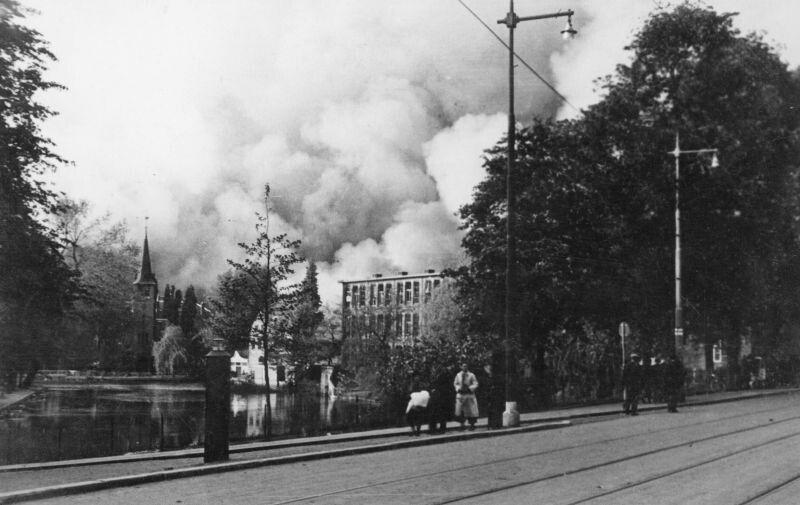  Роттердаме вскоре после немецкого авианалёта. 14 мая 1940 года.