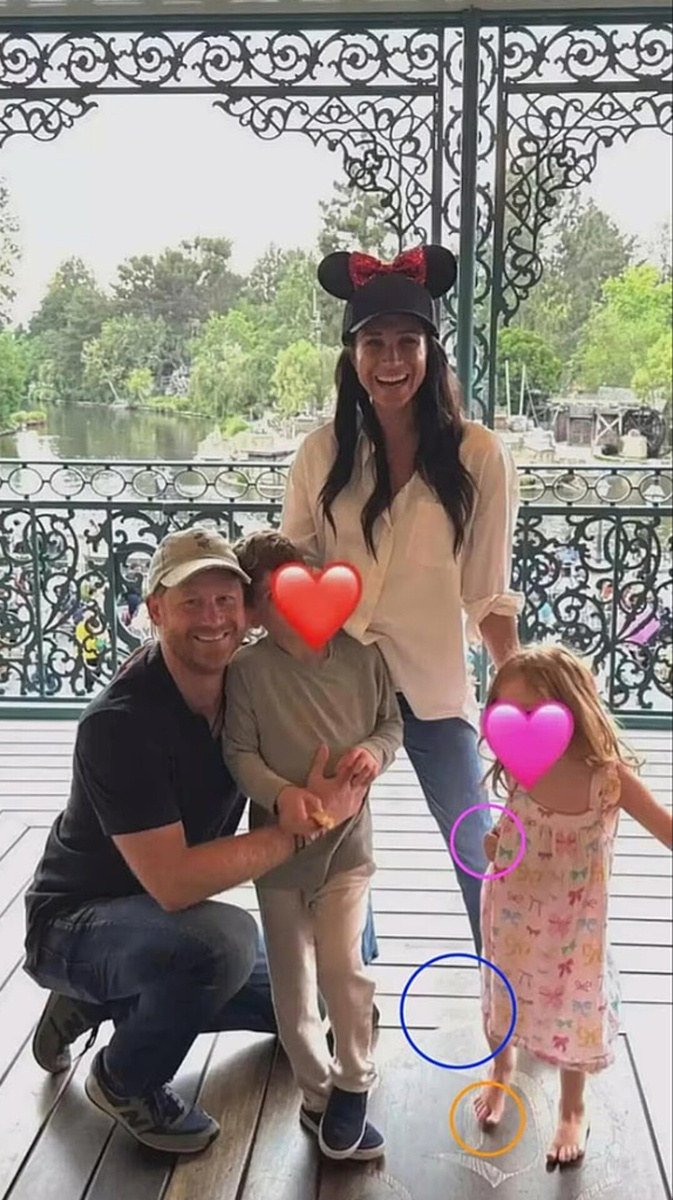 Речь идёт об этом снимке. Подозрительные места конспирологи обвели кружочками