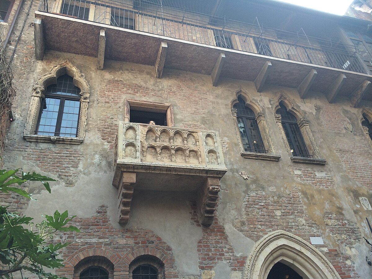 Фото с сайта https://commons.wikimedia.org/wiki/File:Балкон_Джульетты_Casa_Di_Giulietta.jpghttps://commons.wikimedia.org/wiki/File:Балкон_Джульетты_Casa_Di_Giulietta.jpg