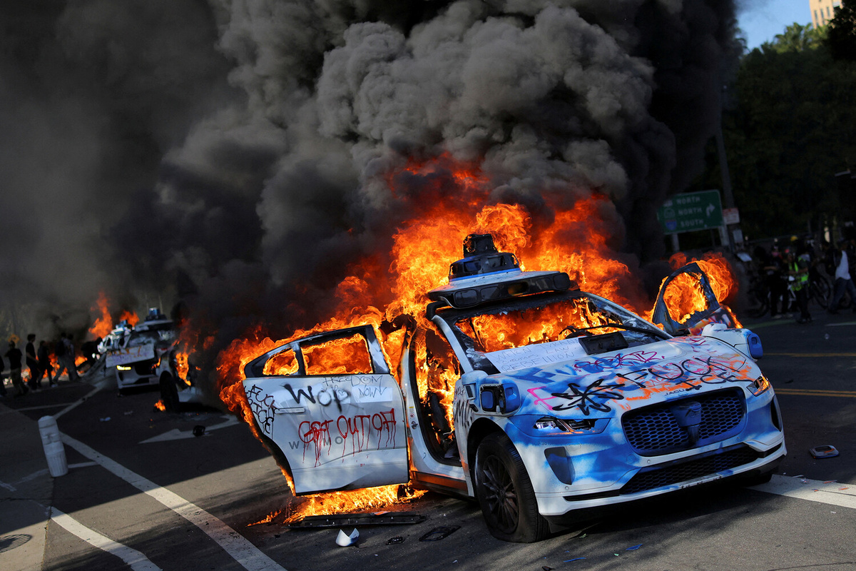 Во время протестов в Лос-Анджелесе, 9 июня 2025 года   