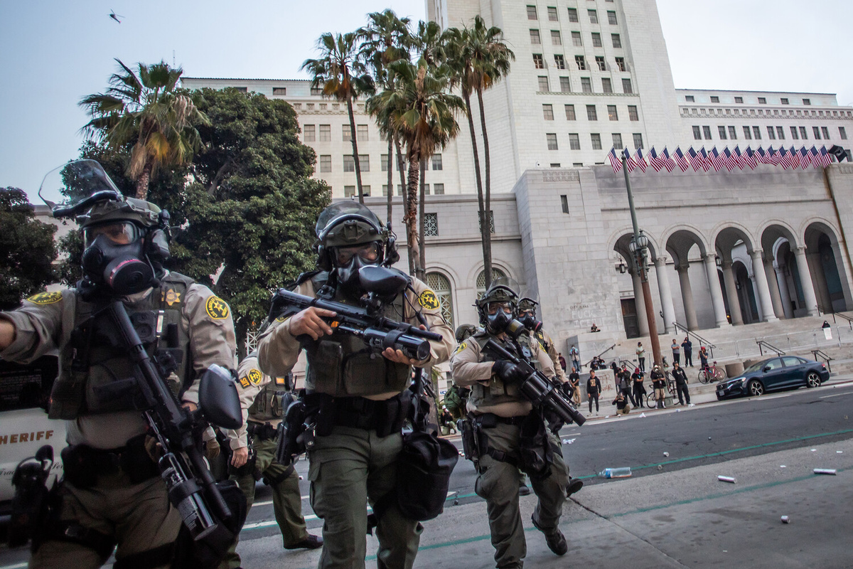 Во время протестов в Лос-Анджелесе, 9 июня 2025 года    📷