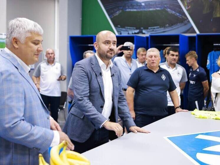     Вячеслав Федорищев в раздевалке "Крыльев Советов". Фото: телеграм-канал губернатора Самарской области