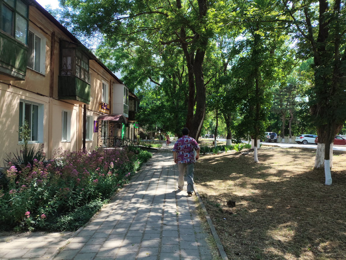 Олег стремительно бежит к машине ))) Сильно хромая....