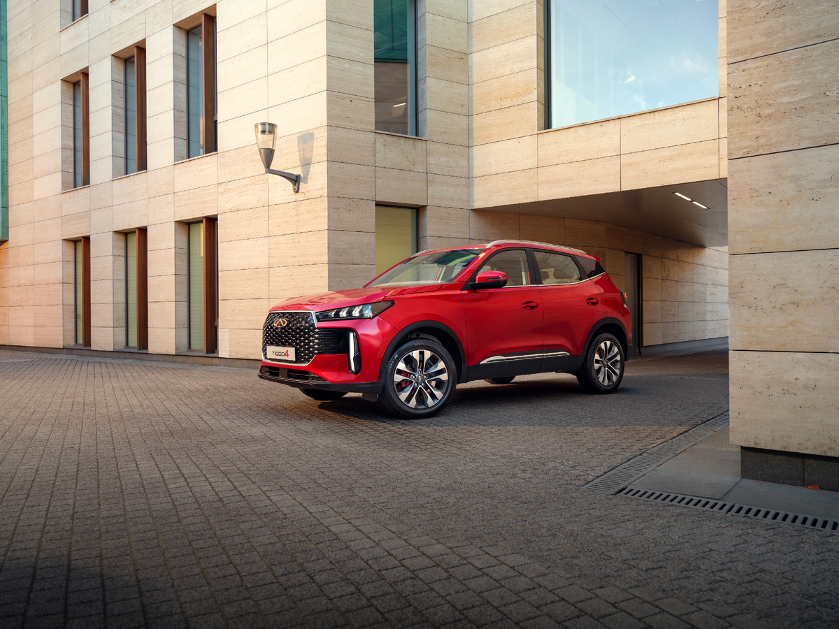 Chery Tiggo 4 с механикой и атмосферным мотором стоит дешевле 2 миллионов рублей. Уже у российских дилеров.
