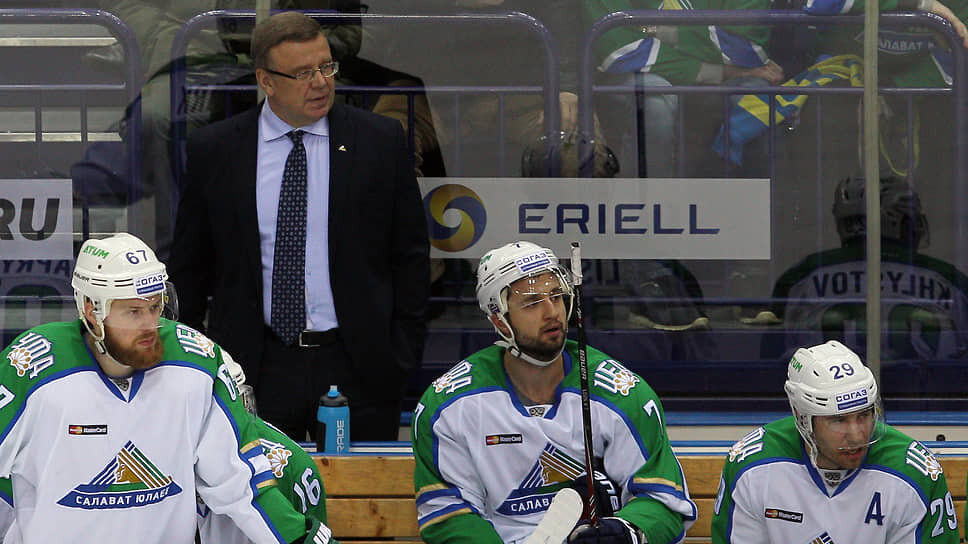 Игорь Захаркин (на тренерской скамейке) в бытность главным тренером команды «Салават Юлаев» (Уфа)..📷Фото: Ильнар Тухбатов / Коммерсантъ