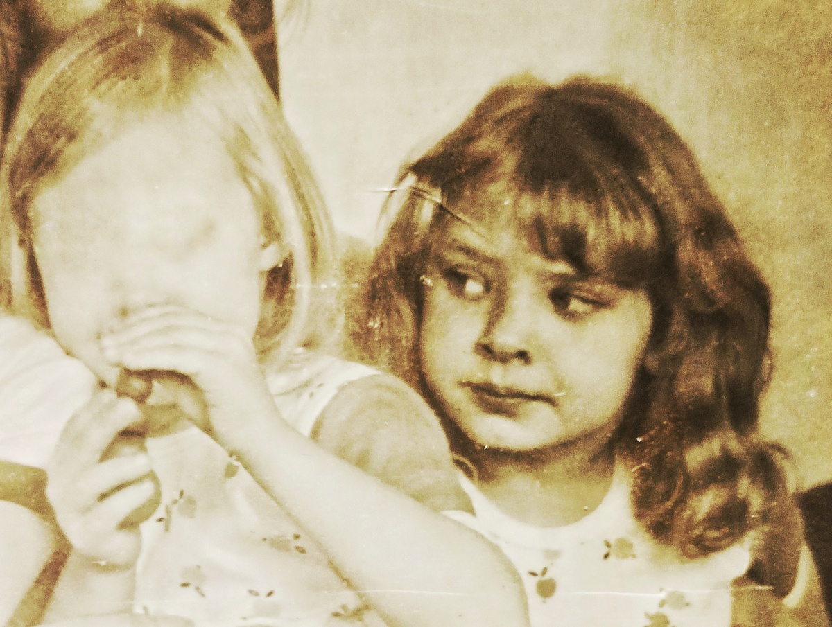 Вот он мой свирепый внутренний критик. Тогда контролировал сестру, чтобы правильно позировала для фото, а теперь раздувает ноздри, когда я недостаточно правильная.