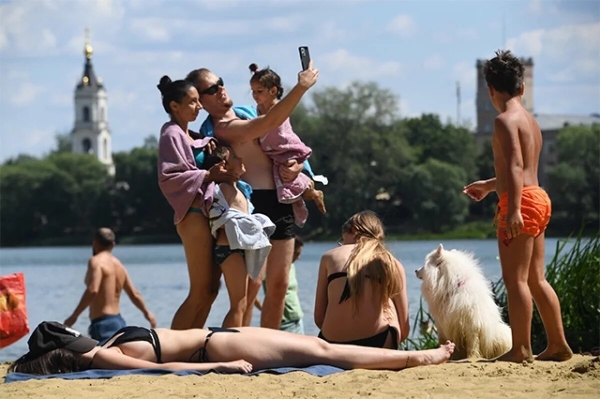    Отдыхающим запрещено приводить на пляж собак.