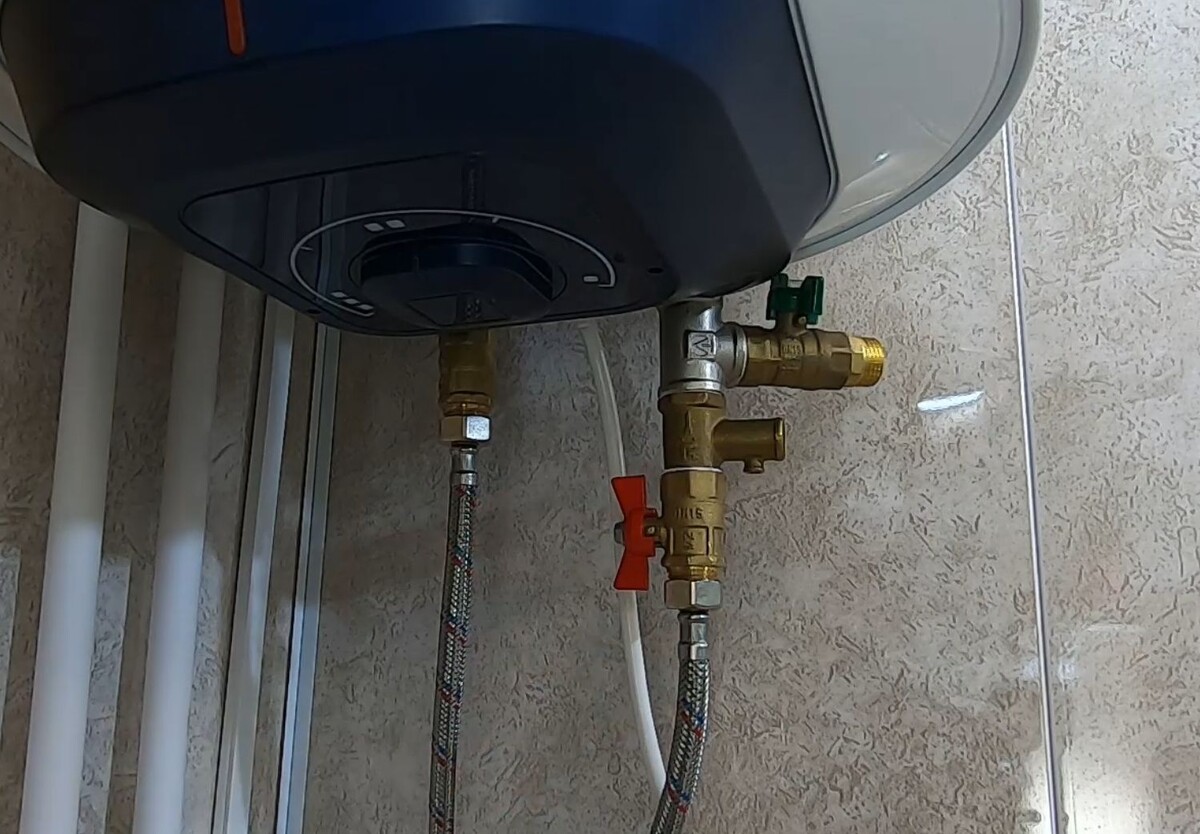 Шаровой кран и предохранительный клапан на входе холодной воды в водонагреватель.