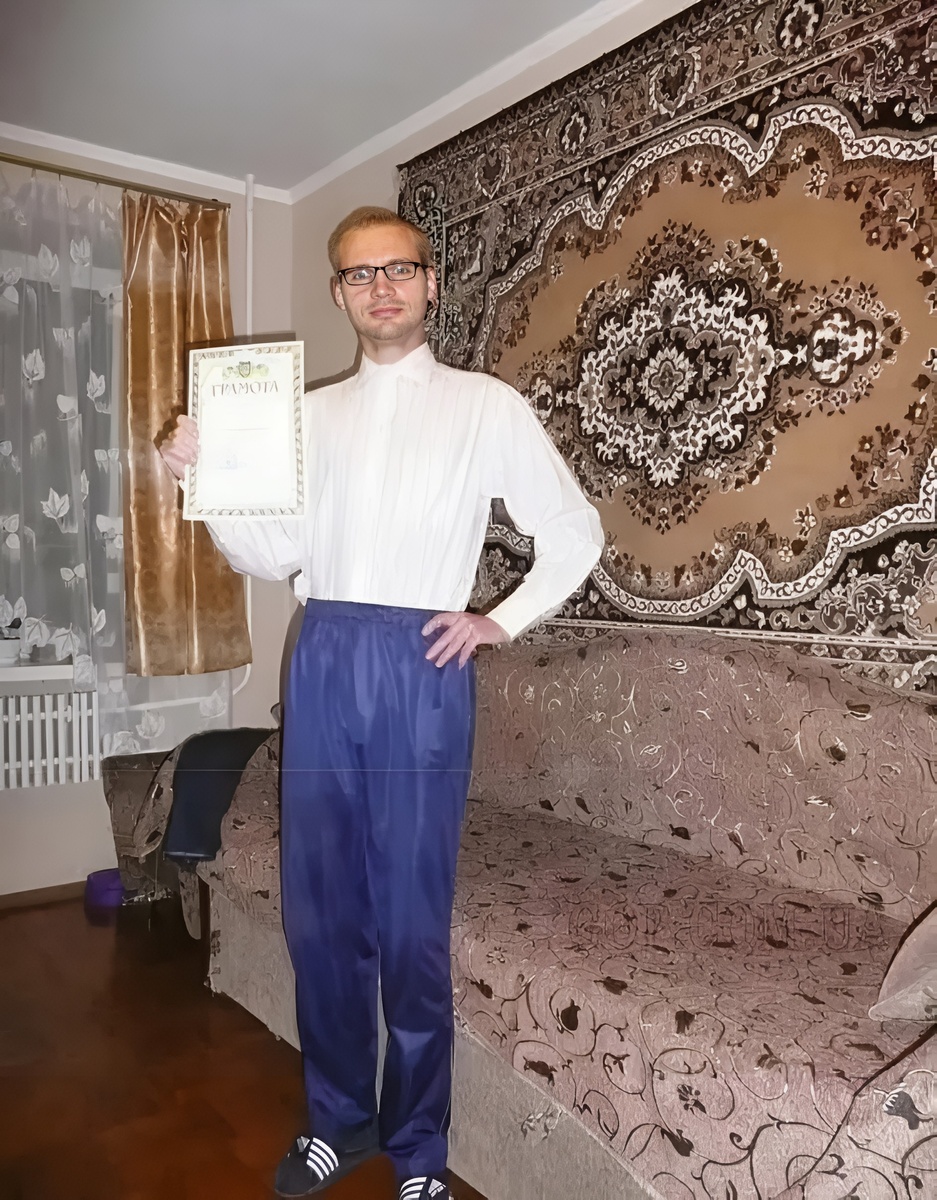 Это в молодости, когда я ещё не пожирел.