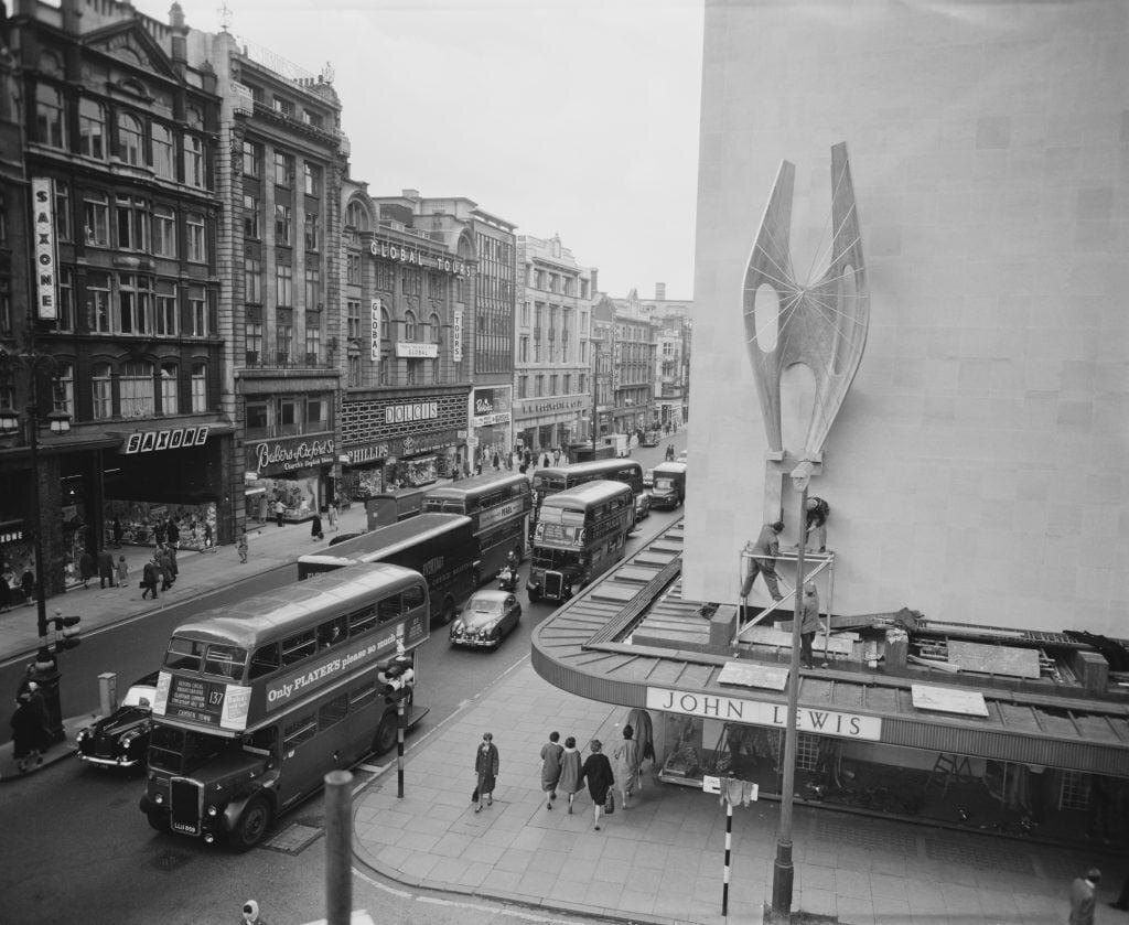 «Крылатая фигура» Барбары Хепуорт украсила стену универмага Джона Льюиса в Лондоне в 1963 году. На следующий день после установки скульптура привлекла внимание посетителей выставки.