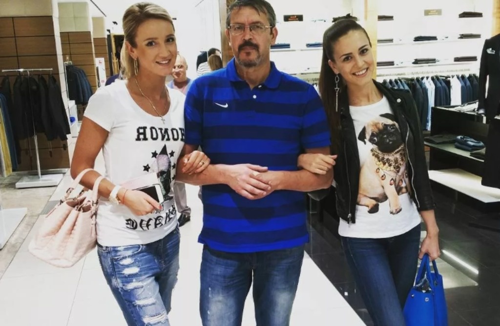 С отцом и сестрой