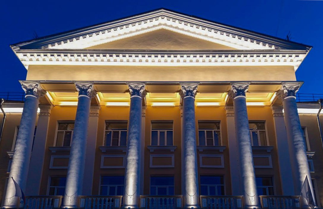    Для создания особенного освещения потребовалось 109 ламп, светодиодных лент и прожекторов