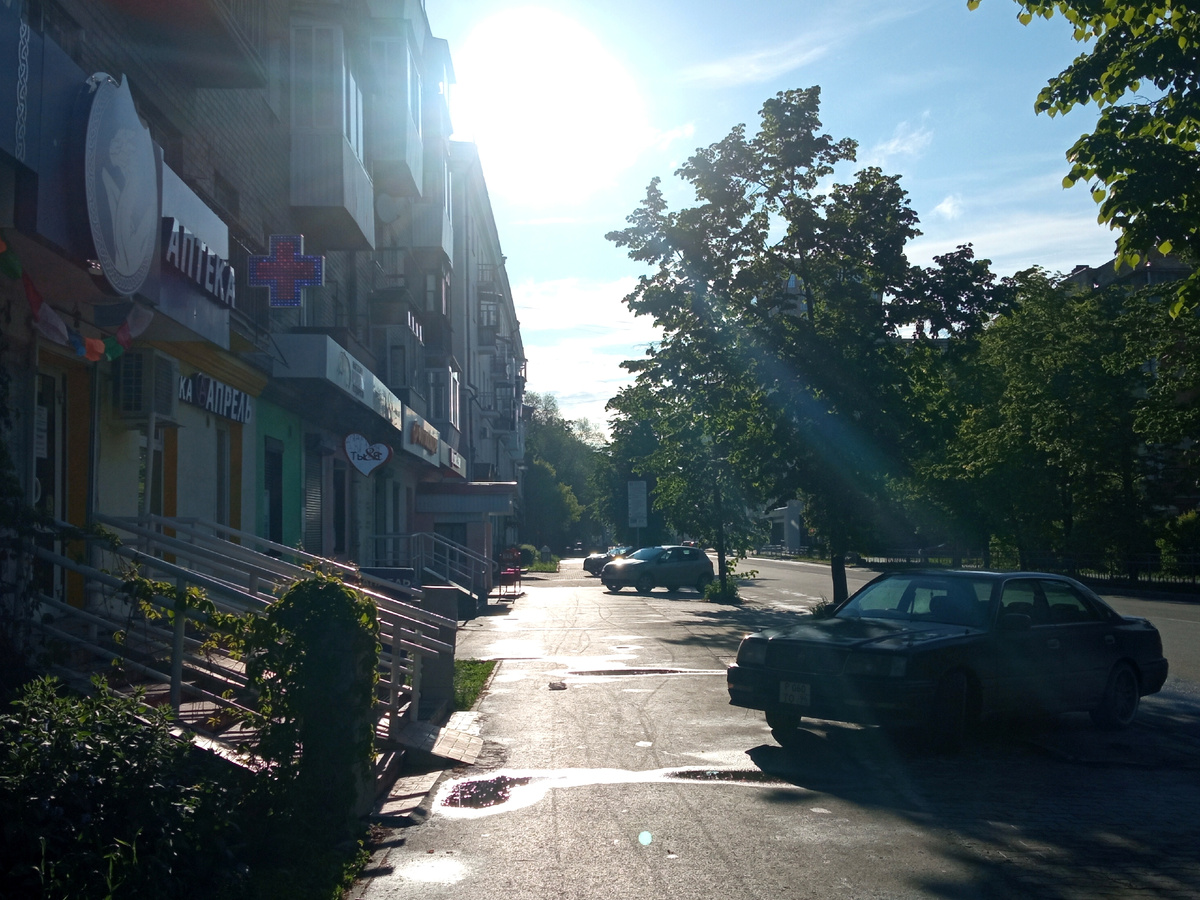 Улица Первомайская в лучах утреннего солнца