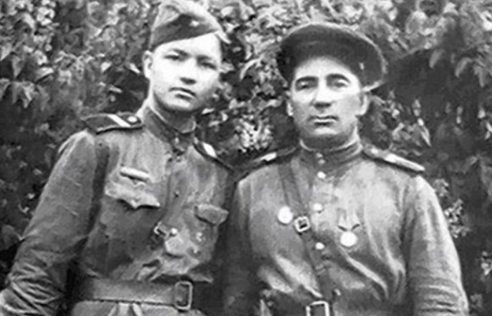 Алексей Ванин в военные годы (слева). Фото: stihi.ru