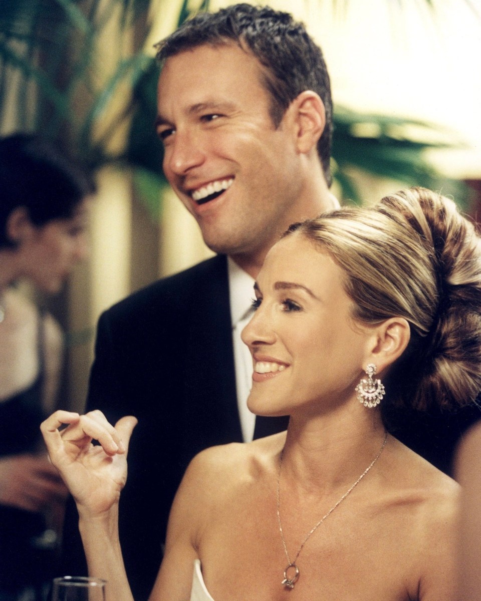 Кадр из 4 сезона сериала "Секс в большом городе". На Кэрри помолвочное кольцо на цепочке и серьги Fred Leighton. Фото: HBO.