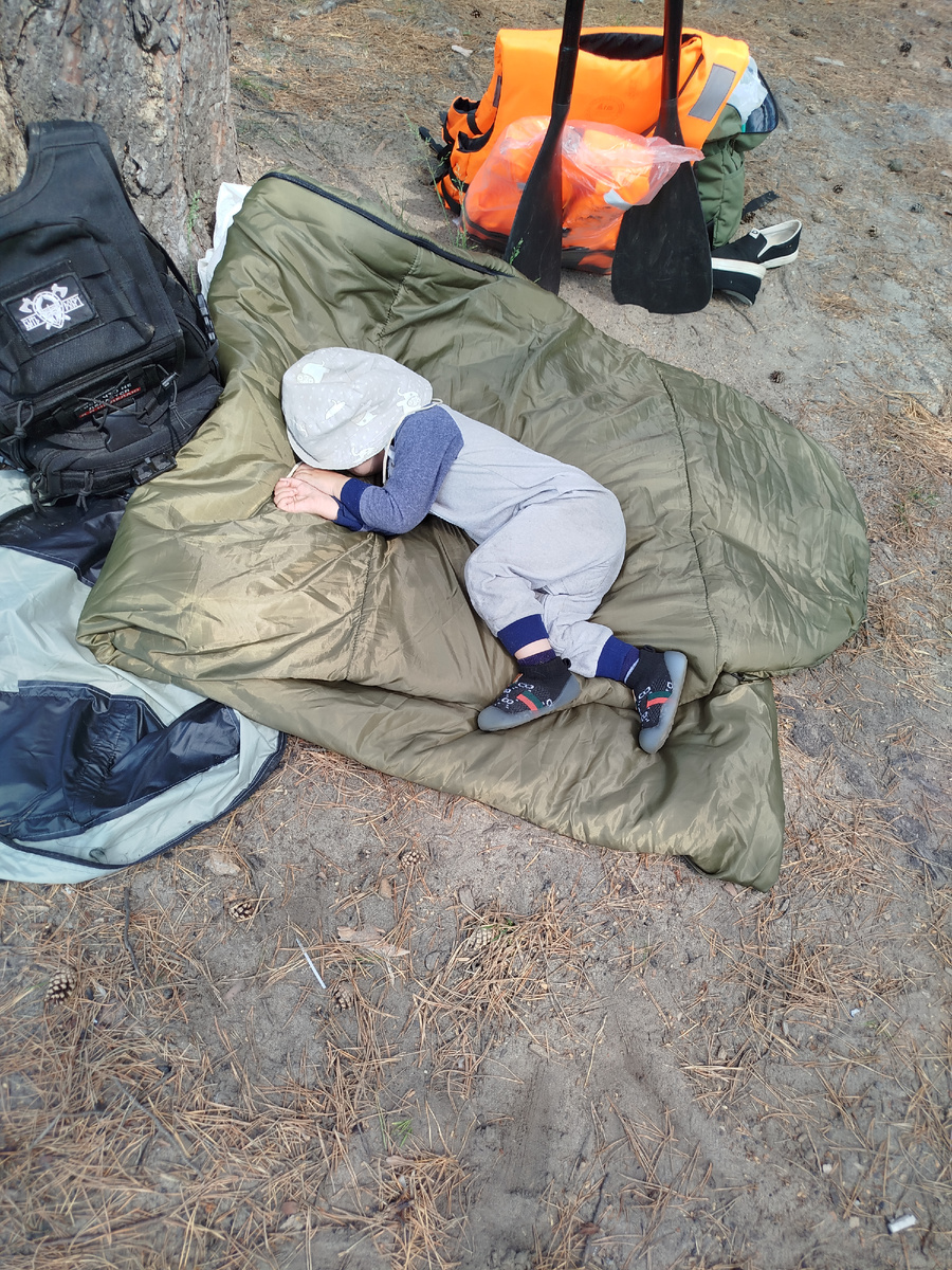 Ребенок бомжик) Когда родители не успели поставить поладку, а время дневного сна пришло. 