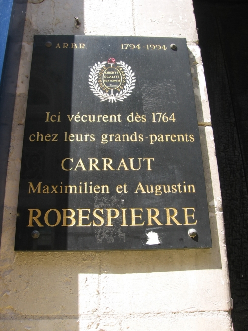 Мемориальная доска дома где жили Максимильен и Огюстен Робеспьер в семье Каро