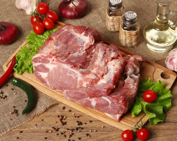 Свиная шея в луковом маринаде на гриле