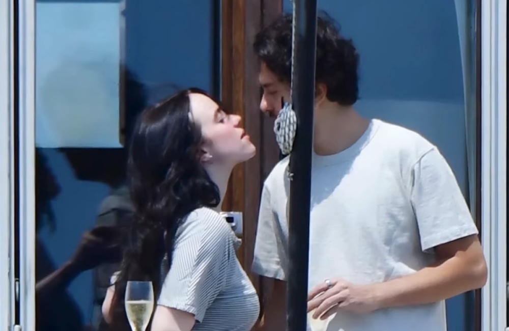     Билли Айлиш и Нэт Вулфф / Скриншот из видео «From Screen to Real Life Billie Eilish and Nat Wolff Share Intimate Moment in Italy»