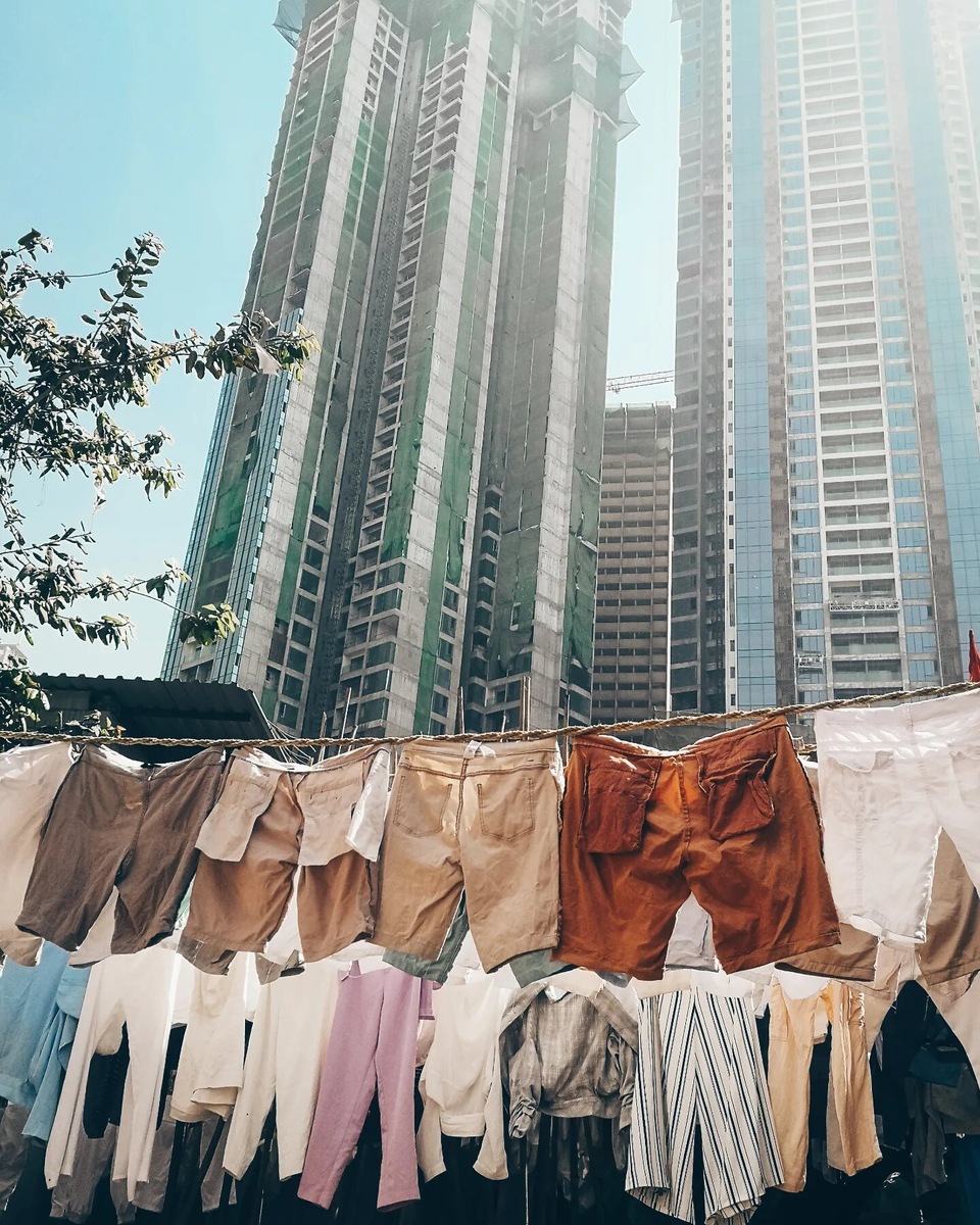 Сушат вещи на перекрученных верёвках, поэтому для их закрепления не нужны прищепки, и это спасает ткань от заломов