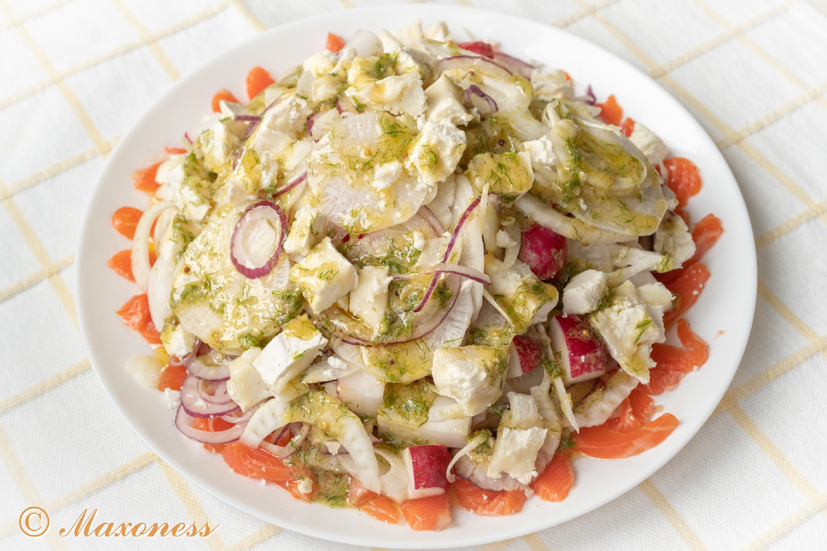 Салат из фенхеля, козьего сыра и копчёного лосося