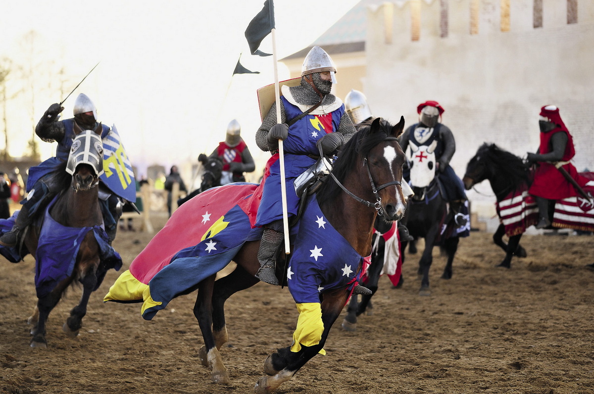 Историческая реконструкция рыцарского турнира в кинопарке.