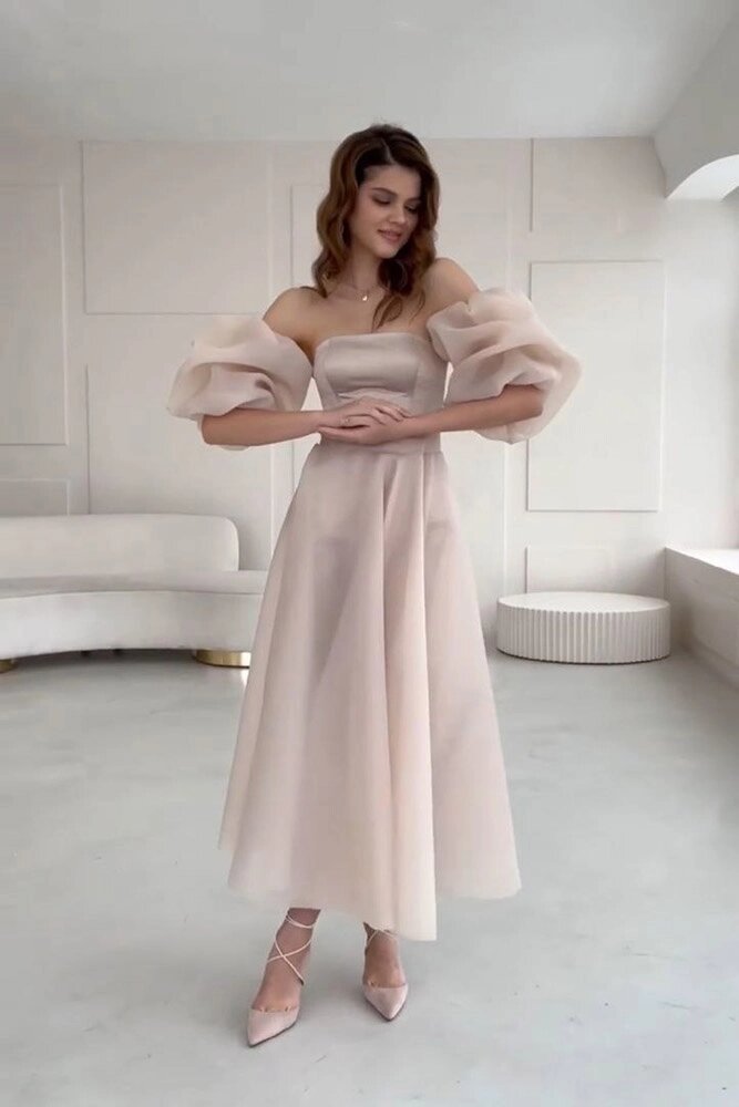    Выбирайте корсетное платье с современным силуэтом. Фото: кадр из видео