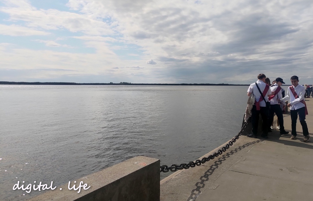 Колесо обозрения казалось тоже белело от бантов, рубашек и фартуков, но я не зафотала, отвлекшись на Амур и солнышко. Я их слишком редко вижу. Скоро буду чаще )))