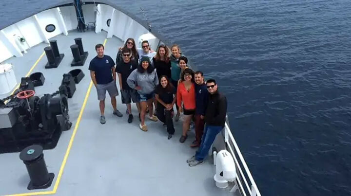     Фото: Michael Beman Профессор Майкл Беман (крайний слева) и его коллеги в исследовательской экспедиции, которая столкнулась с ураганом Бад.