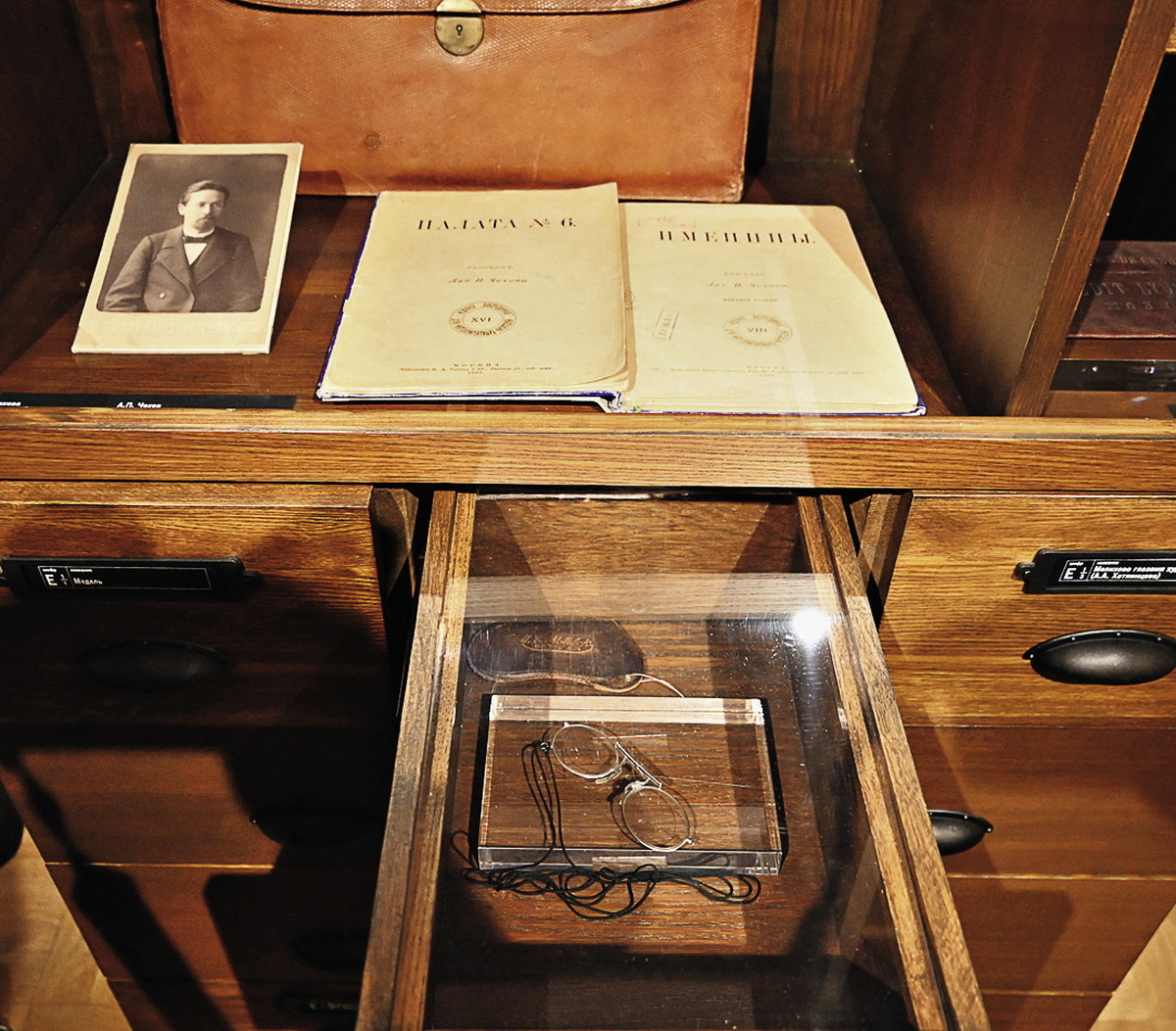 Книга и личные вещи Антона Чехова.