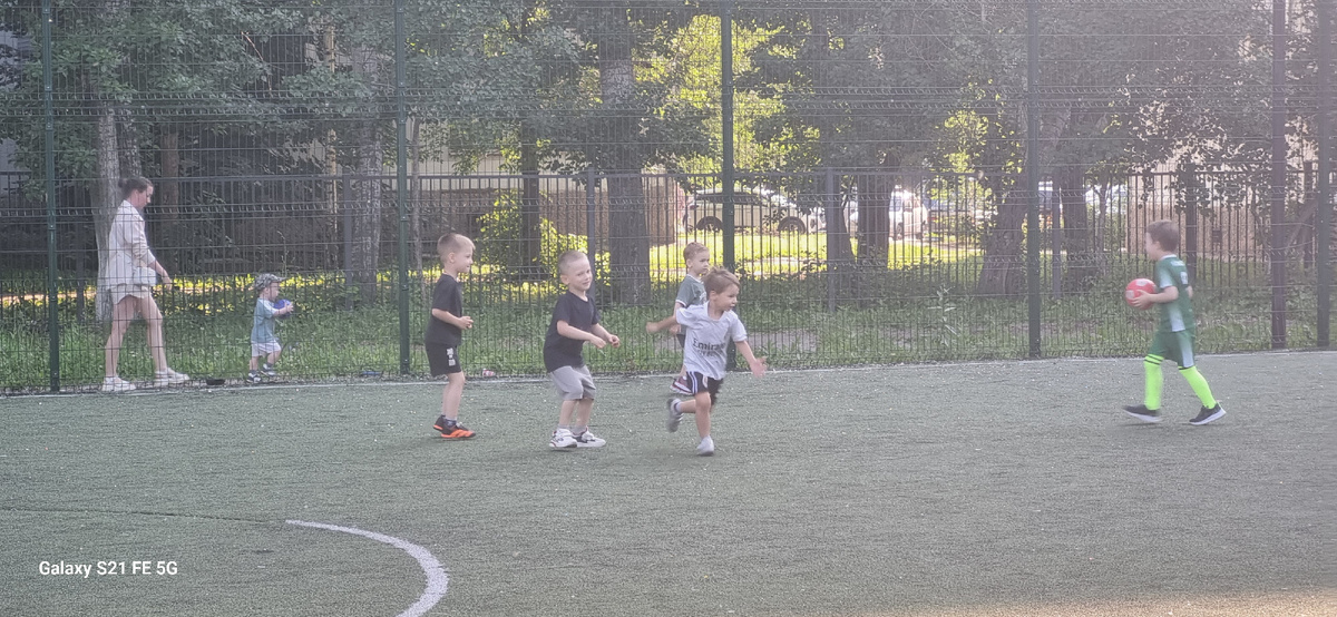 Денис в белой футболке