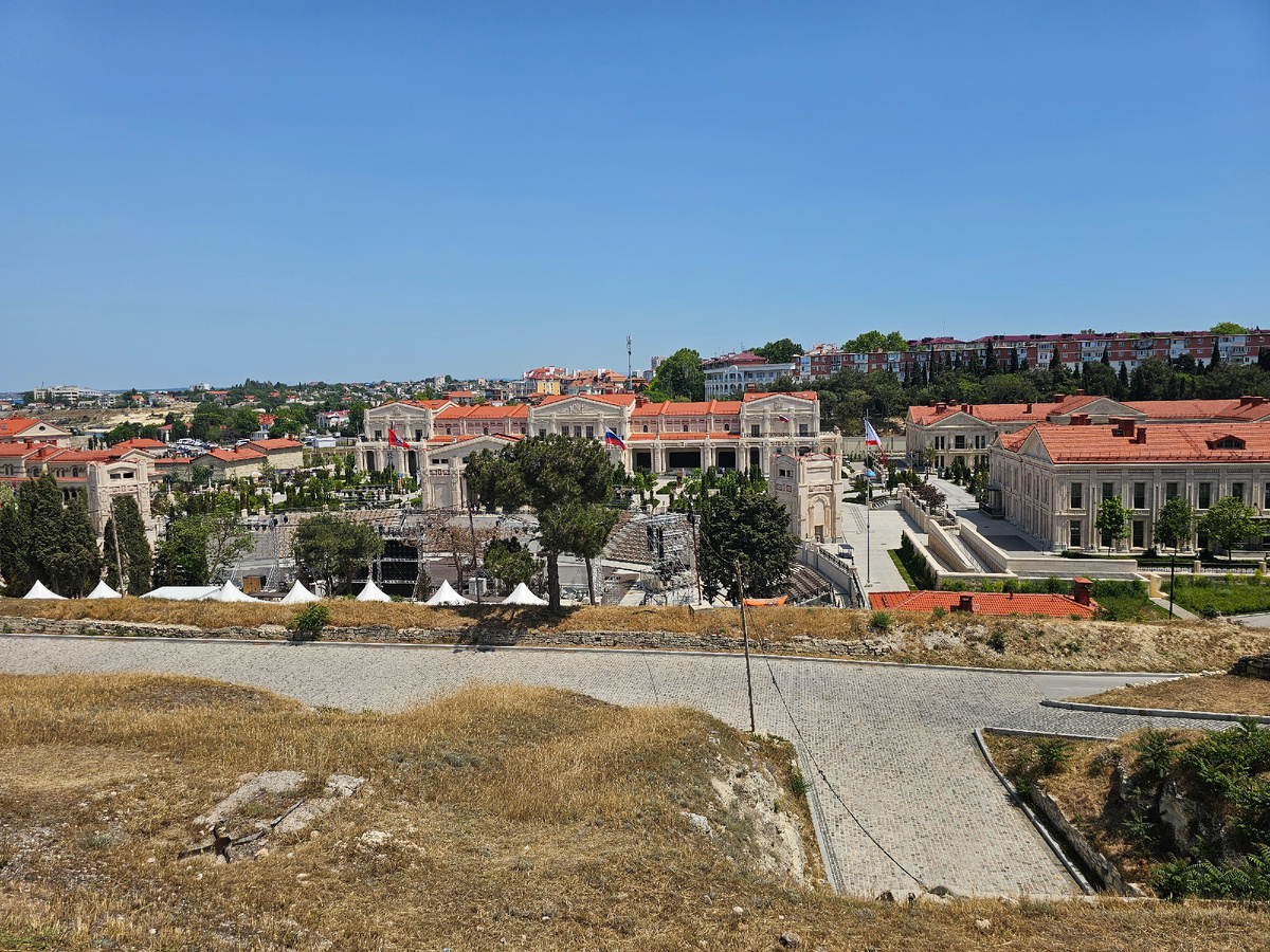 Вид с горы на постройки Нового Херсонеса