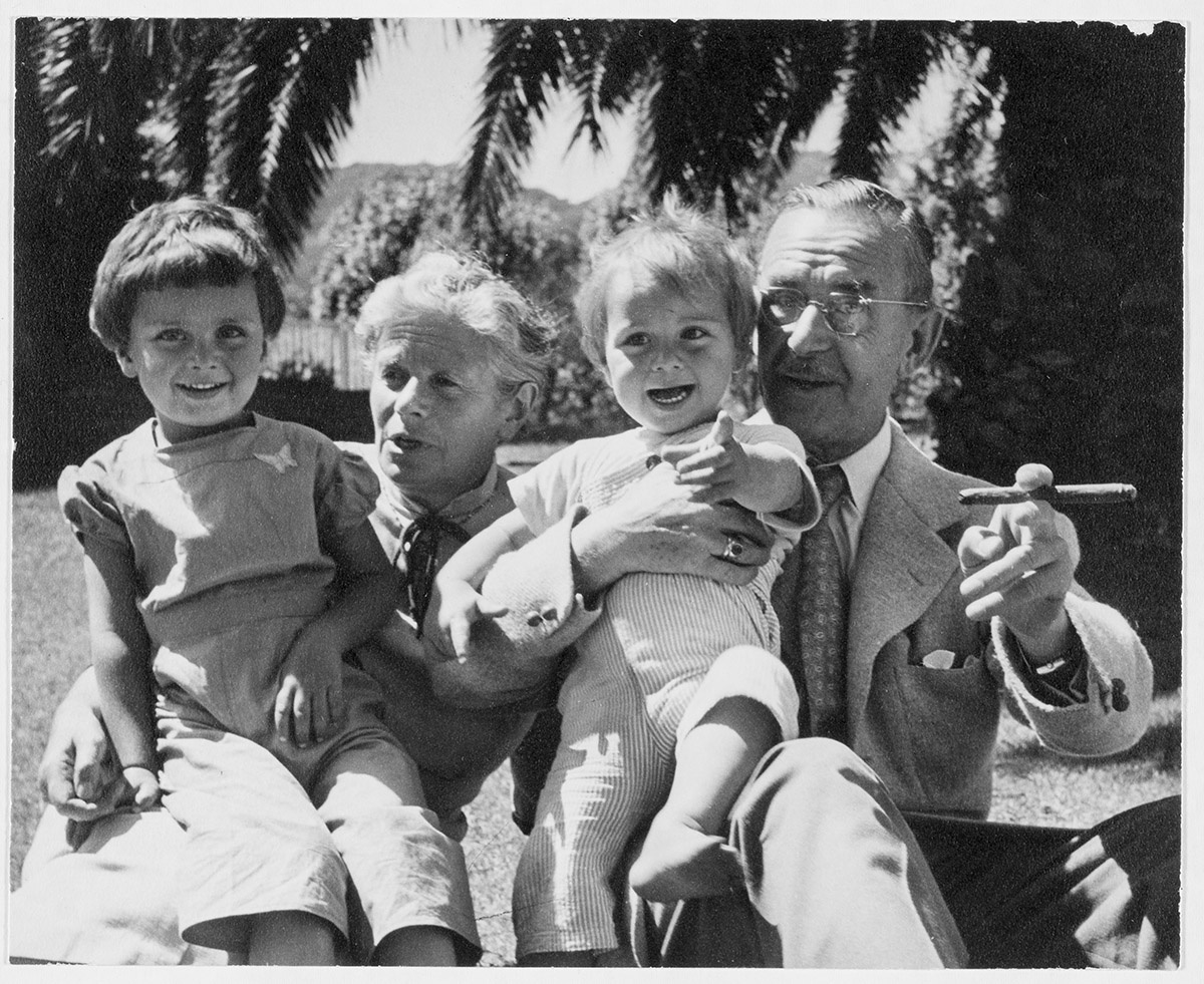 Томас Манн и Катя Манн с внуками